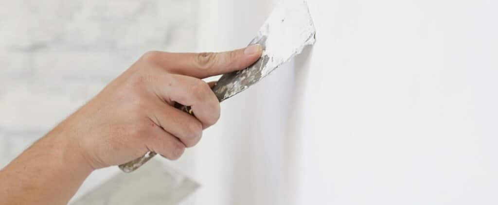 Retaper un vieux mur : guide complet en 5 étapes (diagnostic, enduit, peinture)