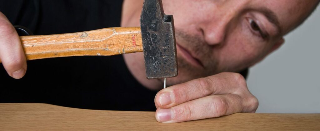 Même enfoncer un clou, tu ne sais pas le faire !