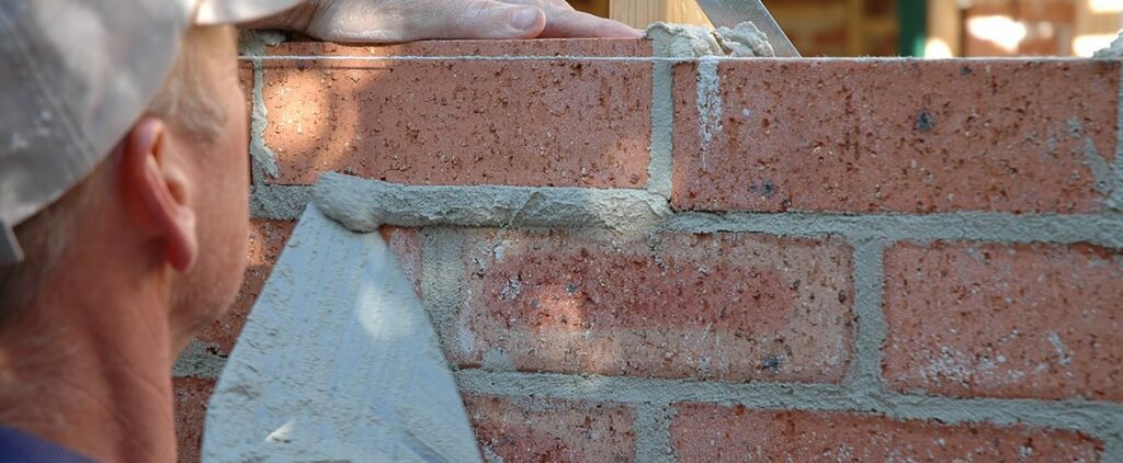 Le mur à coulisse en mitoyenneté : contraintes et solutions