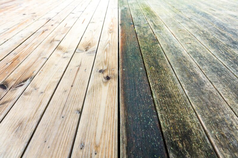 Terrasse en bois aux lames ravivées après nettoyage et application d'un saturateur