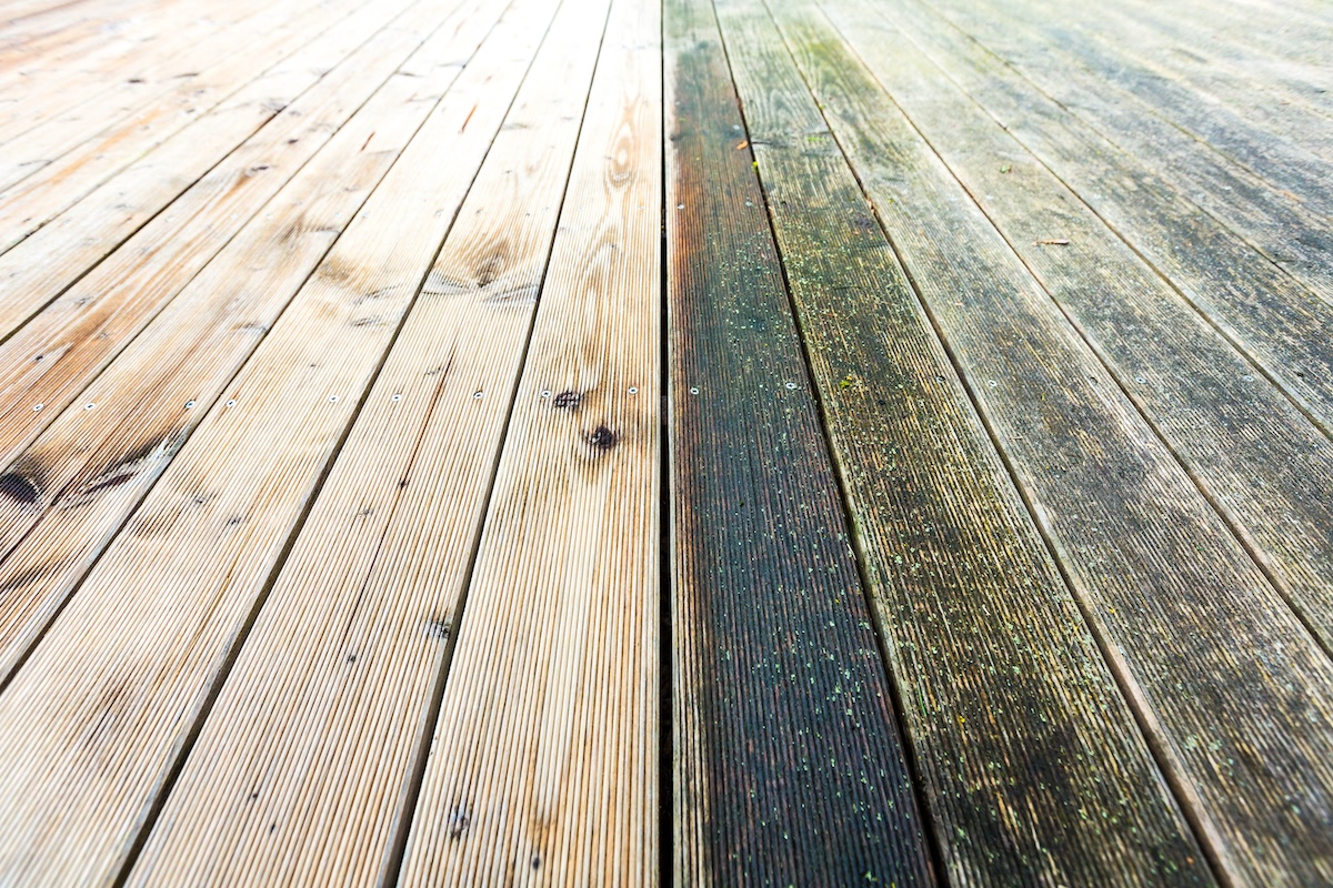 %titre de l'article% Terrasse en bois aux lames ravivées après nettoyage et application d'un saturateur