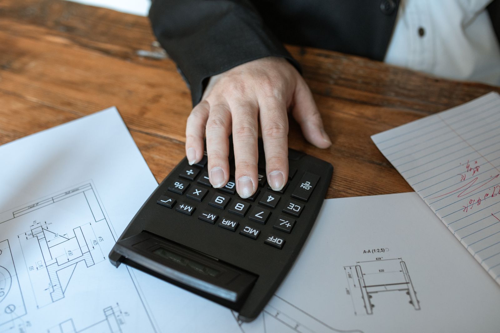%titre de l'article% Calculatrice sur des plans : cadrer le budget d’un projet de construction ou de rénovation
