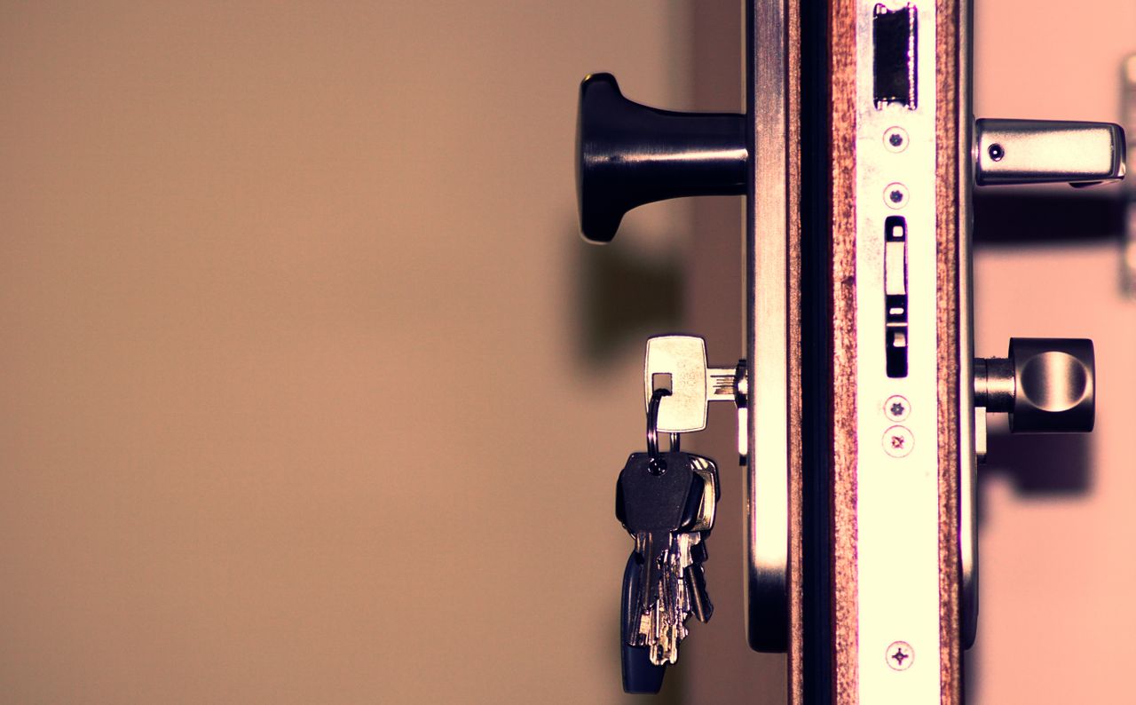 %titre de l'article% Serrure et clé de porte d'entrée, première barrière contre les cambriolages