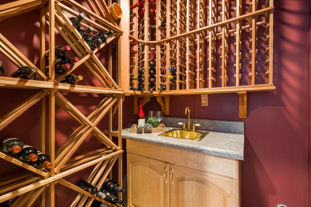 %titre de l'article% Aménagement d'une cave à vin avec casiers de rangement pour bouteilles