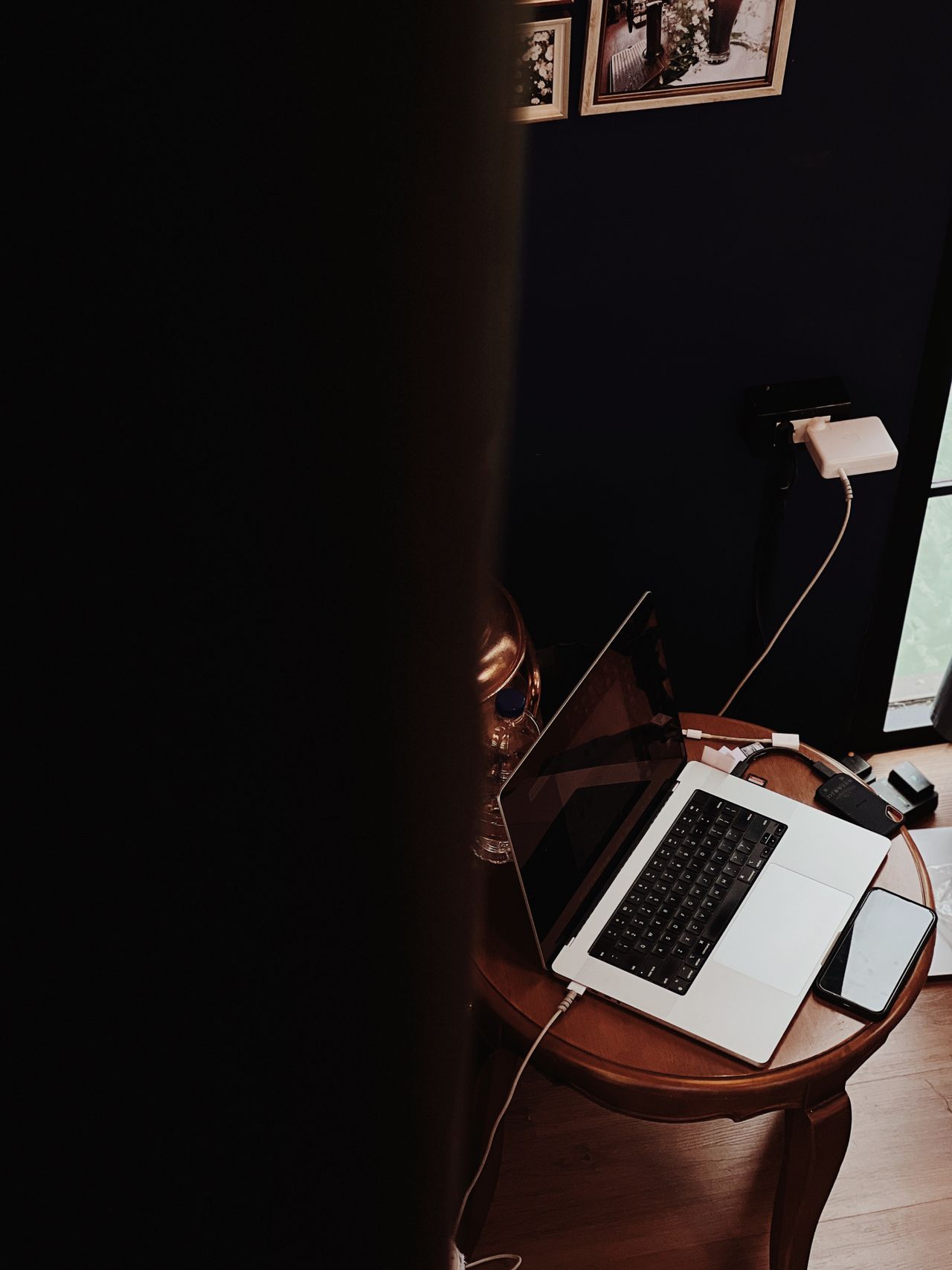 %titre de l'article% Coin bureau à domicile minimaliste avec ordinateur portable