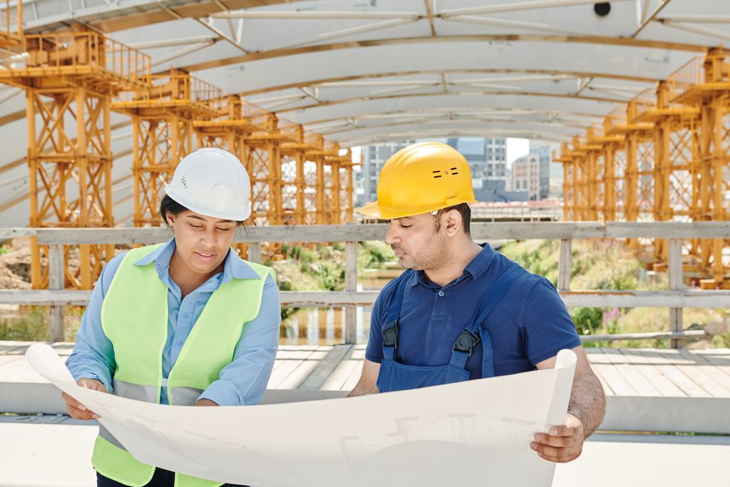 %titre de l'article% Contrôle de chantier : lecture des plans avec casque de sécurité