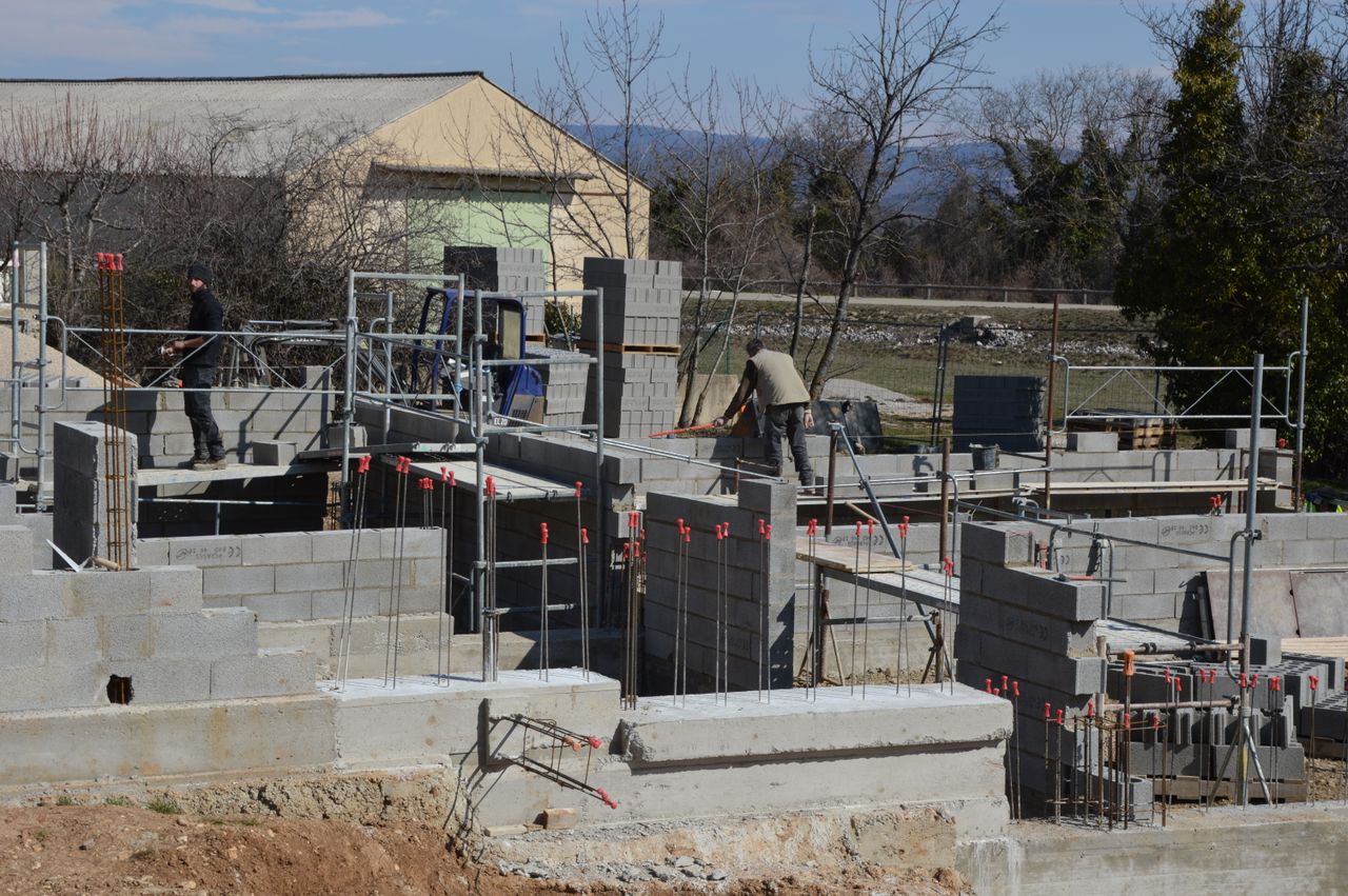 %titre de l'article% Mur de fondation en chantier, où se joue l'étanchéité contre l'eau du sol