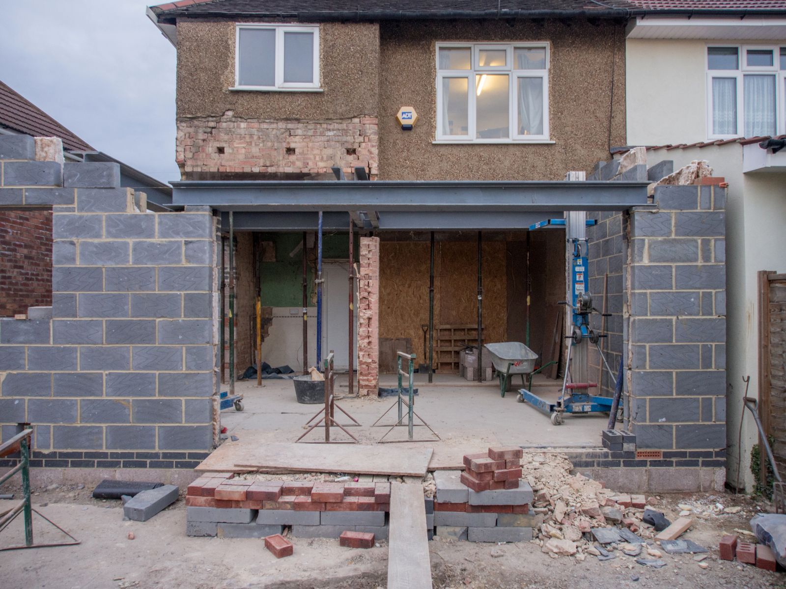 %titre de l'article% Extension de maison sous toiture plate : un chantier qui se prépare avec soin