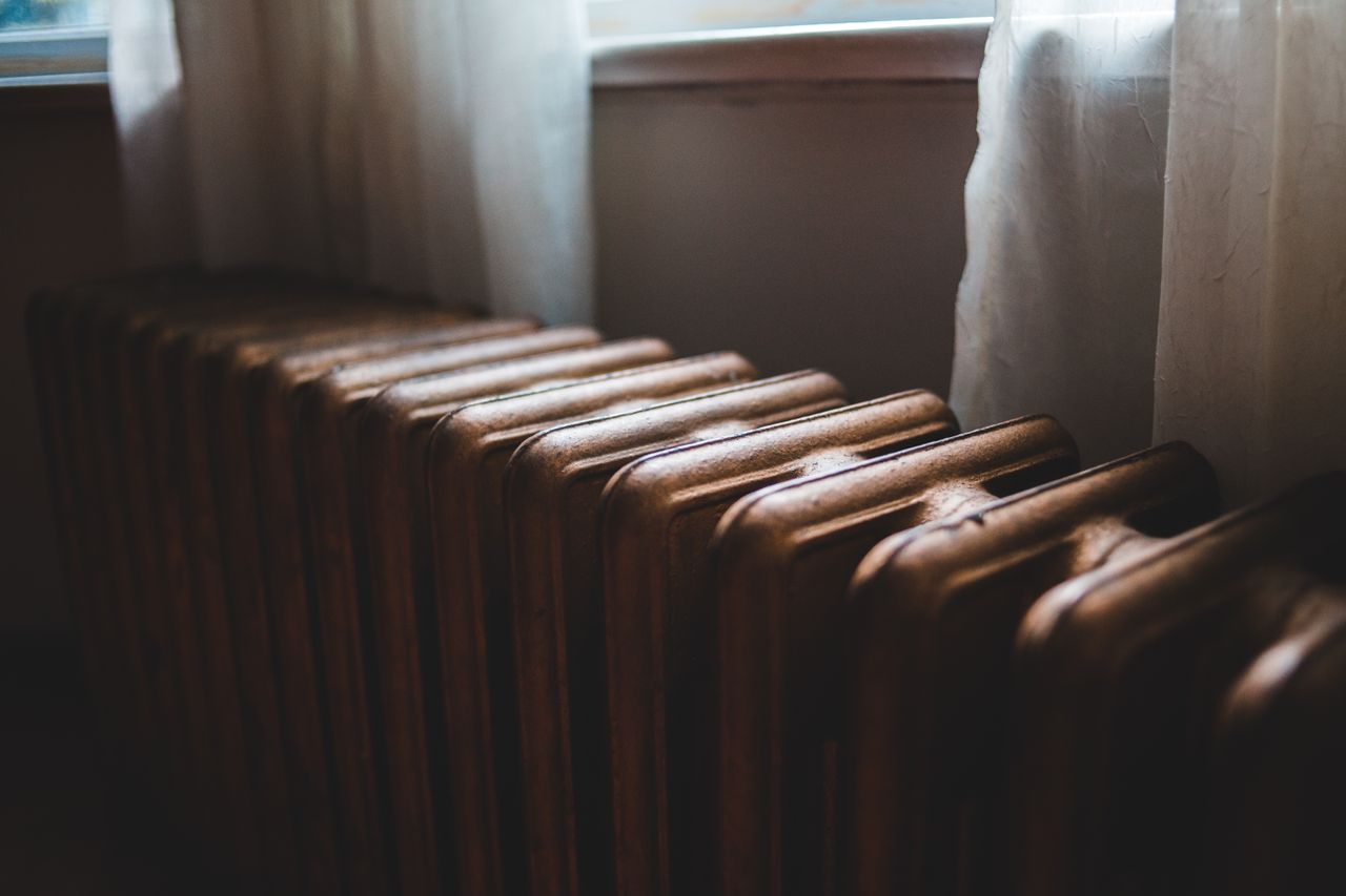 %titre de l'article% Radiateur sous une fenêtre, régler la température pièce par pièce pour chauffer sans gaspiller