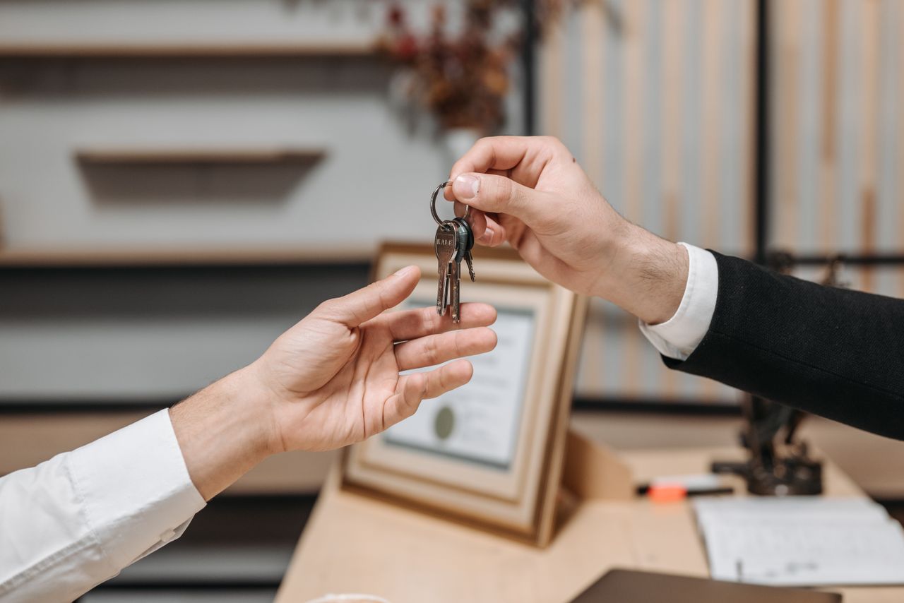 %titre de l'article% Remise des clés d'un logement mis en location à un nouveau locataire