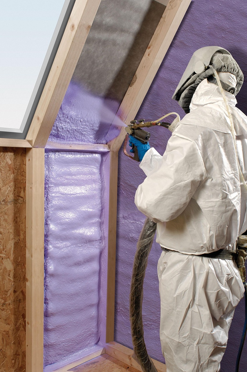 %titre de l'article% Projection de mousse polyuréthane isolante sur un mur