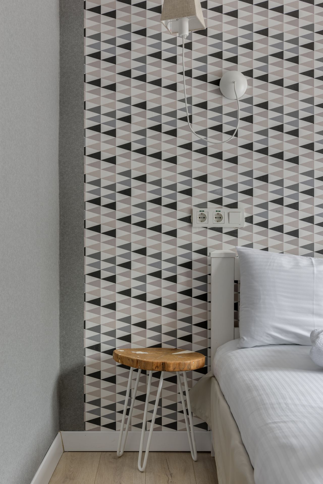 %titre de l'article% Mur de chambre habillé d'un papier peint à motif géométrique