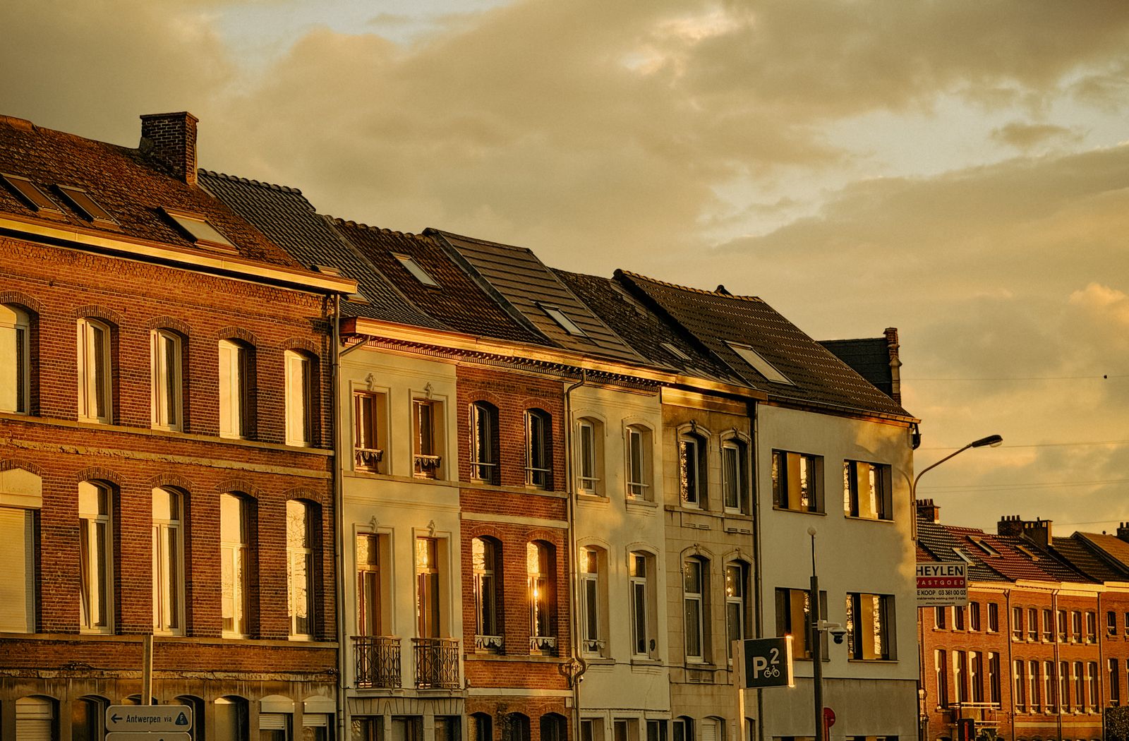 Humidité sur un mur mitoyen après démolition Maisons mitoyennes : un mur commun exposé après démolition d'une annexe