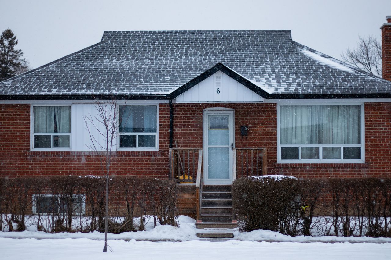 %titre de l'article% Maison sous la neige, prête à affronter la saison froide