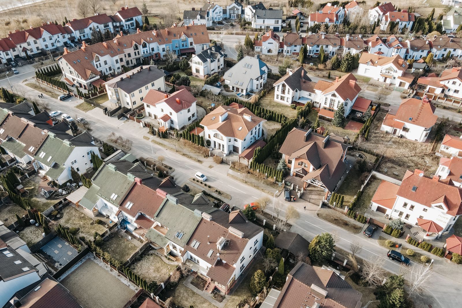 %titre de l'article% Vue aérienne d’un quartier résidentiel : énergie, mobilité et services connectés à l’échelle du quartier