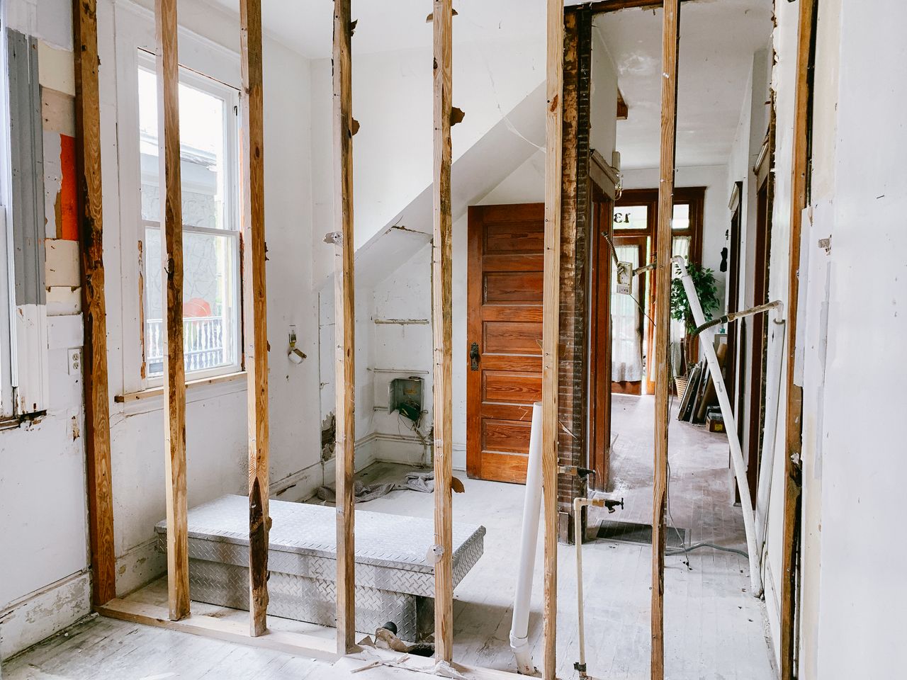 %titre de l'article% Intérieur de maison en rénovation avec la structure mise à nu avant modification