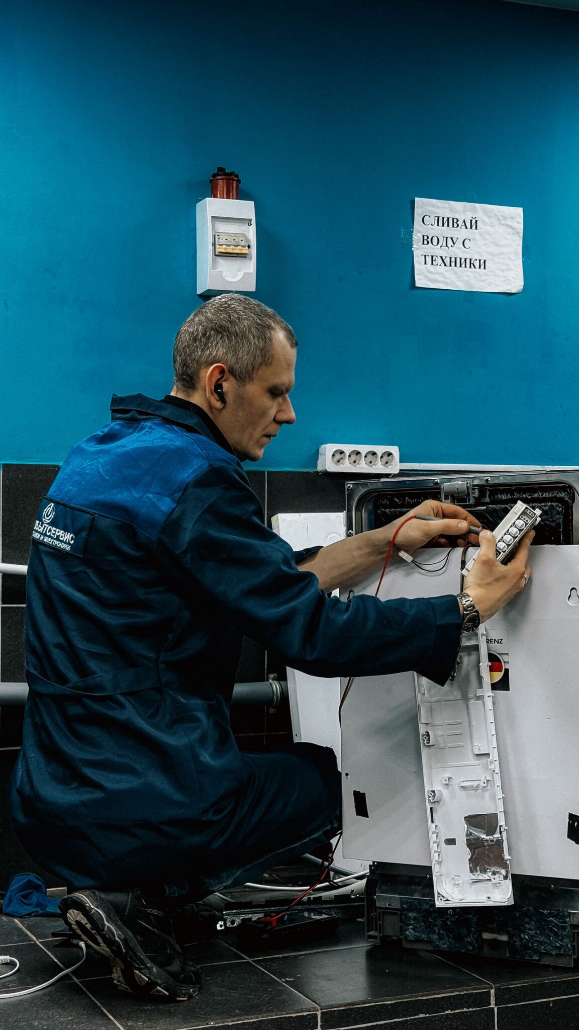 %titre de l'article% Technicien réparant un appareil électroménager à domicile