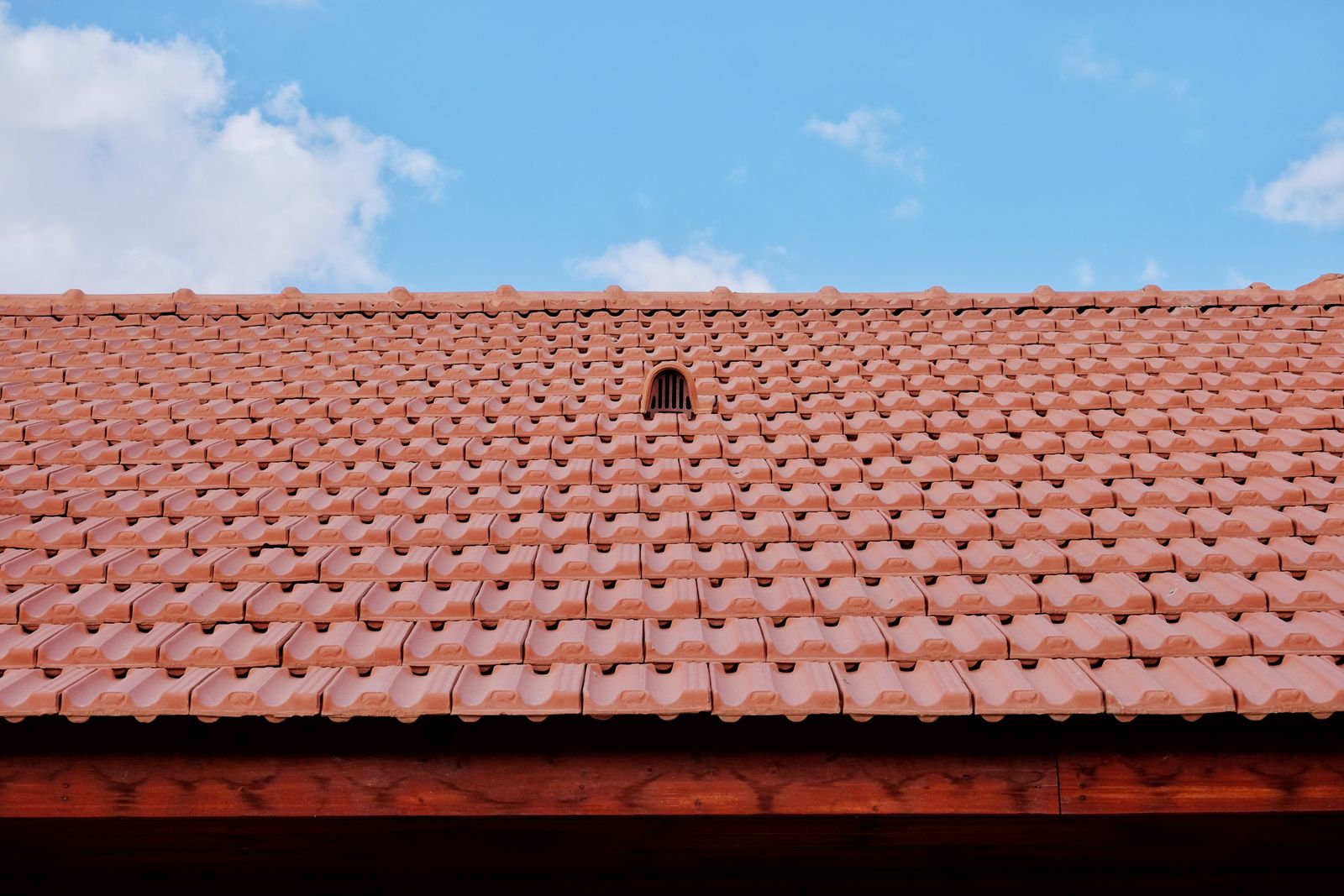 %titre de l'article% Toiture en tuiles avec dispositifs de ventilation : la sous-toiture et les combles doivent respirer