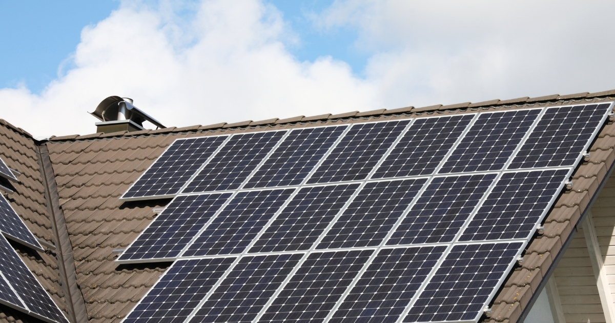%titre de l'article% Panneaux photovoltaïques installés sur la toiture d’une maison