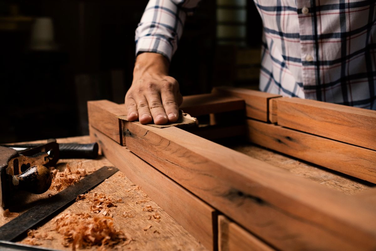 %titre de l'article% Préparation d'un meuble en bois à la main, étape clé avant de le céruser